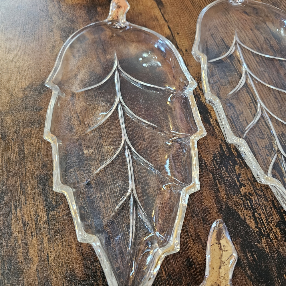 Source Unknown Transparent Leaf Glass Plates - Picture 9 of 17
